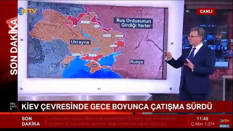 Gürsel Tokmakoğlu at a live map of Ukraine on NTV, marking where the Russian army has entered